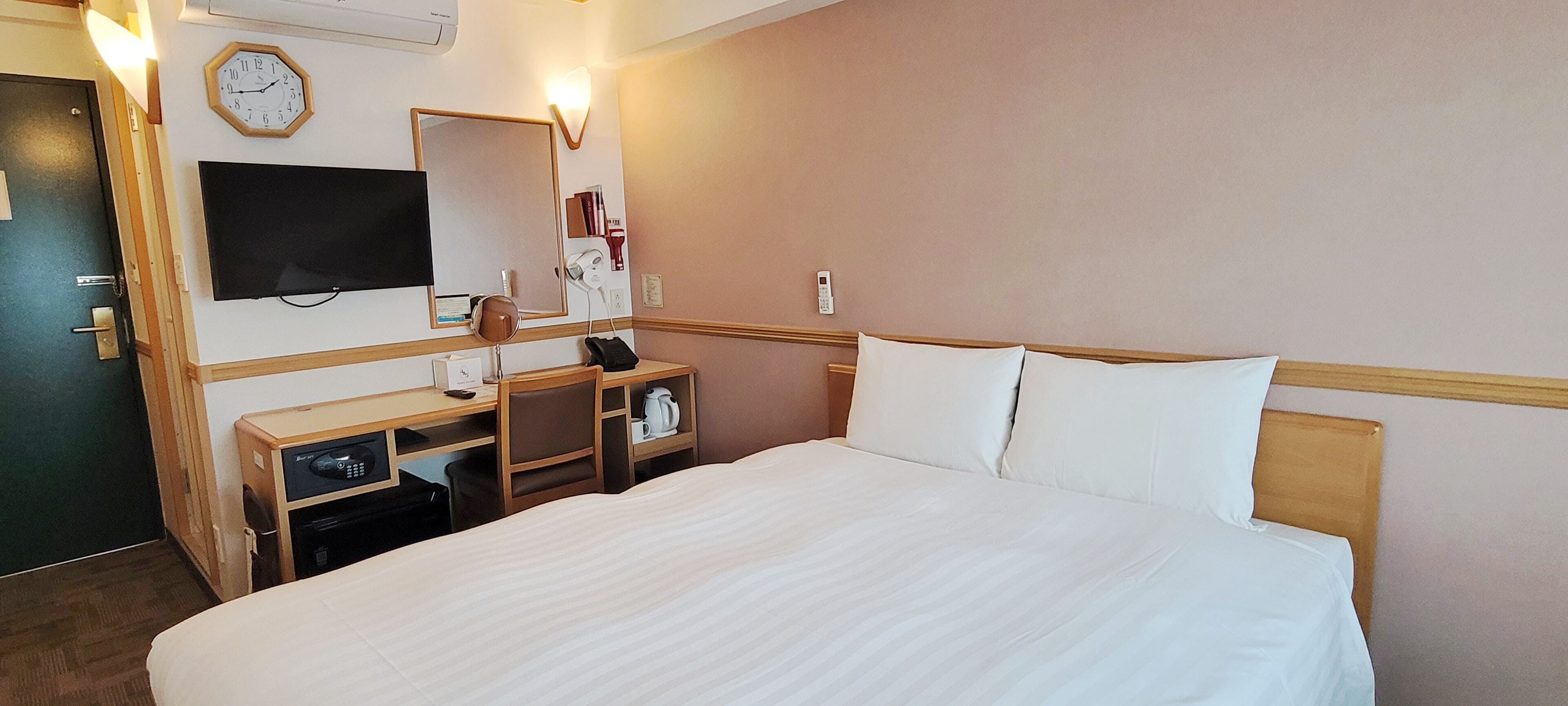 standard double room, non smoking | 1 bedroom, in-room safe, desk, iron/ironing board