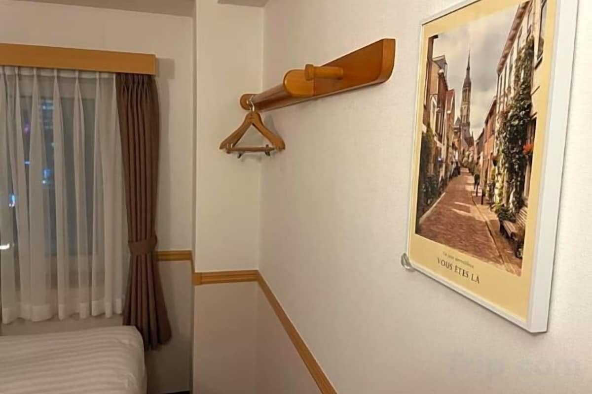 In-room safe, desk, iron/ironing board (on request), WiFi (free)