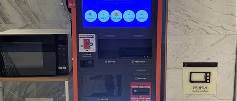 Un cajero automático con el rótulo "Perfecto para Turistas Extranjeros", con opciones en varios idiomas y una sección de cambio de divisas.
