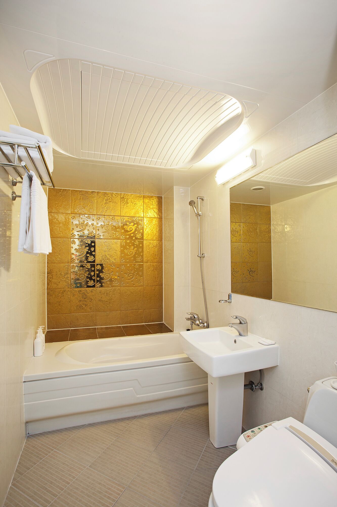 Une salle de bain moderne avec une baignoire, un lavabo et des toilettes.