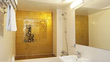 Une salle de bain moderne avec une baignoire, un lavabo et des toilettes.