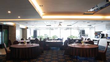 Daily full breakfast (KRW 25000 per person)