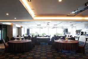 Daily full breakfast (KRW 25000 per person)