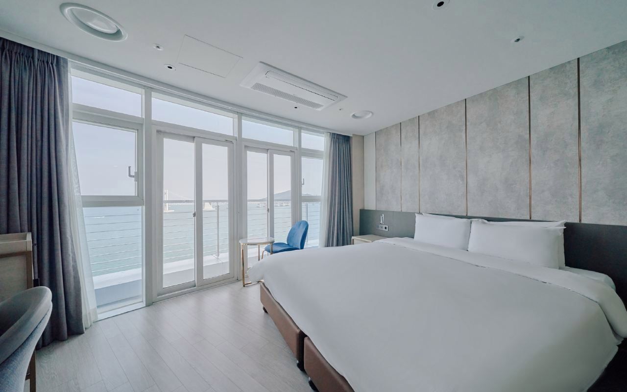 Blackout drapes, free WiFi, bed sheets