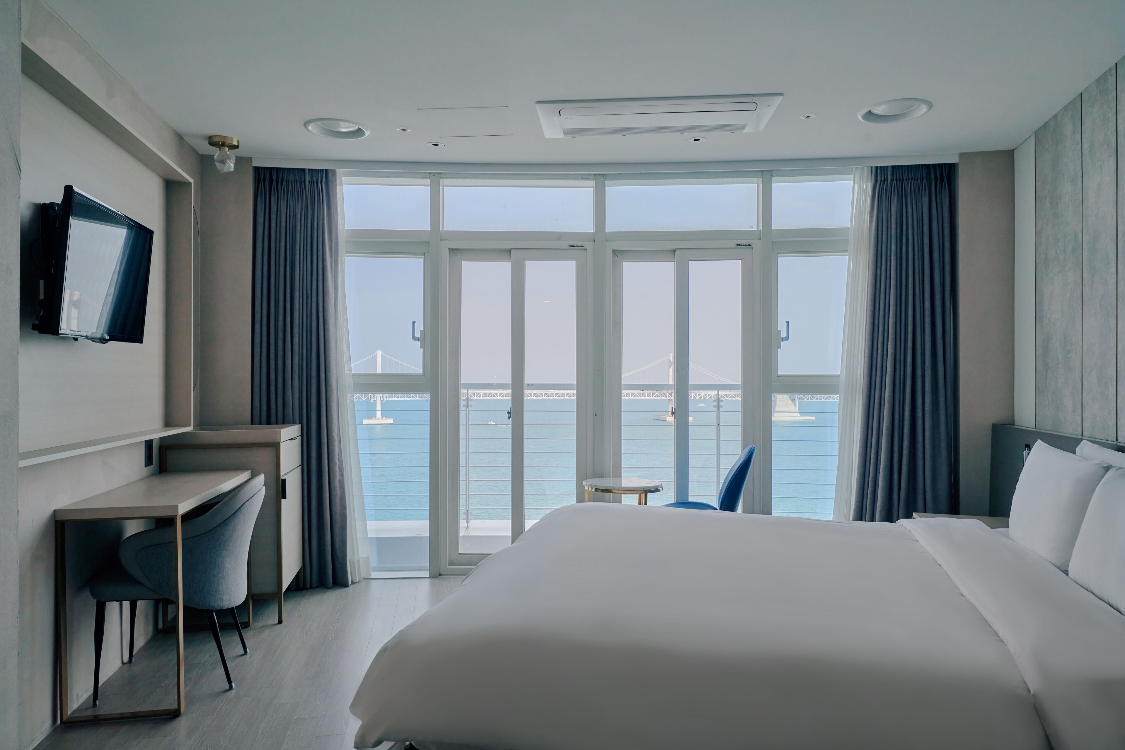 Cortinas blackout, wifi gratis y ropa de cama 