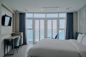 Cortinas blackout, wifi gratis y ropa de cama 
