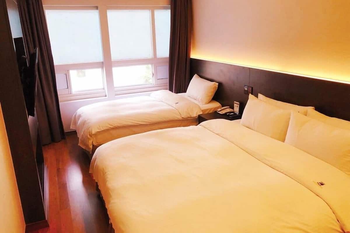 Blackout drapes, free WiFi, bed sheets