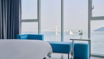 Cortinas blackout, wifi gratis y ropa de cama