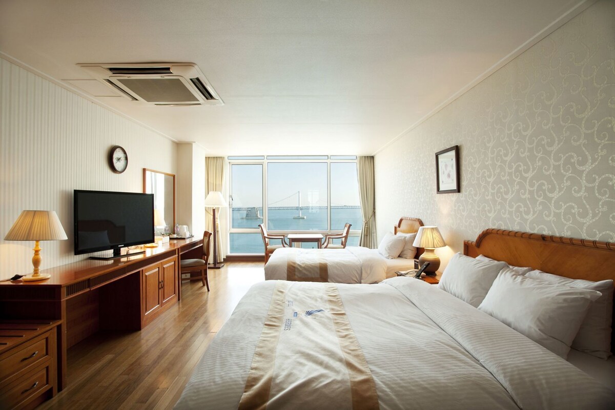Premium bedding, desk, iron/ironing board (on request)