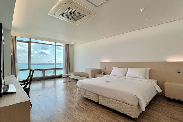 Premium Ocean Double Room | 高級寢具、書桌、熨斗/熨衣板、免費有線上網
