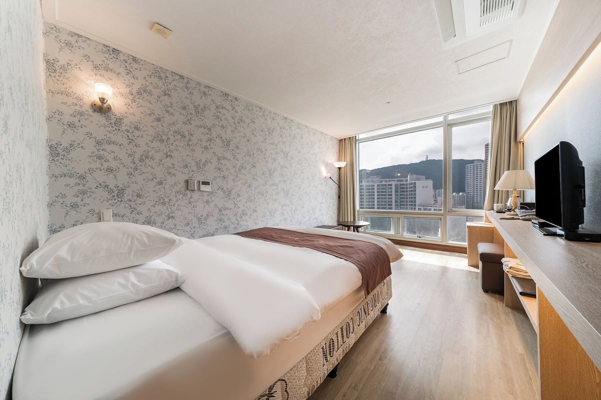 Premium bedding, desk, iron/ironing board (on request)