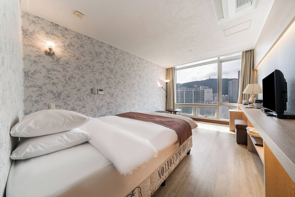 Premium bedding, desk, iron/ironing board, free wired Internet