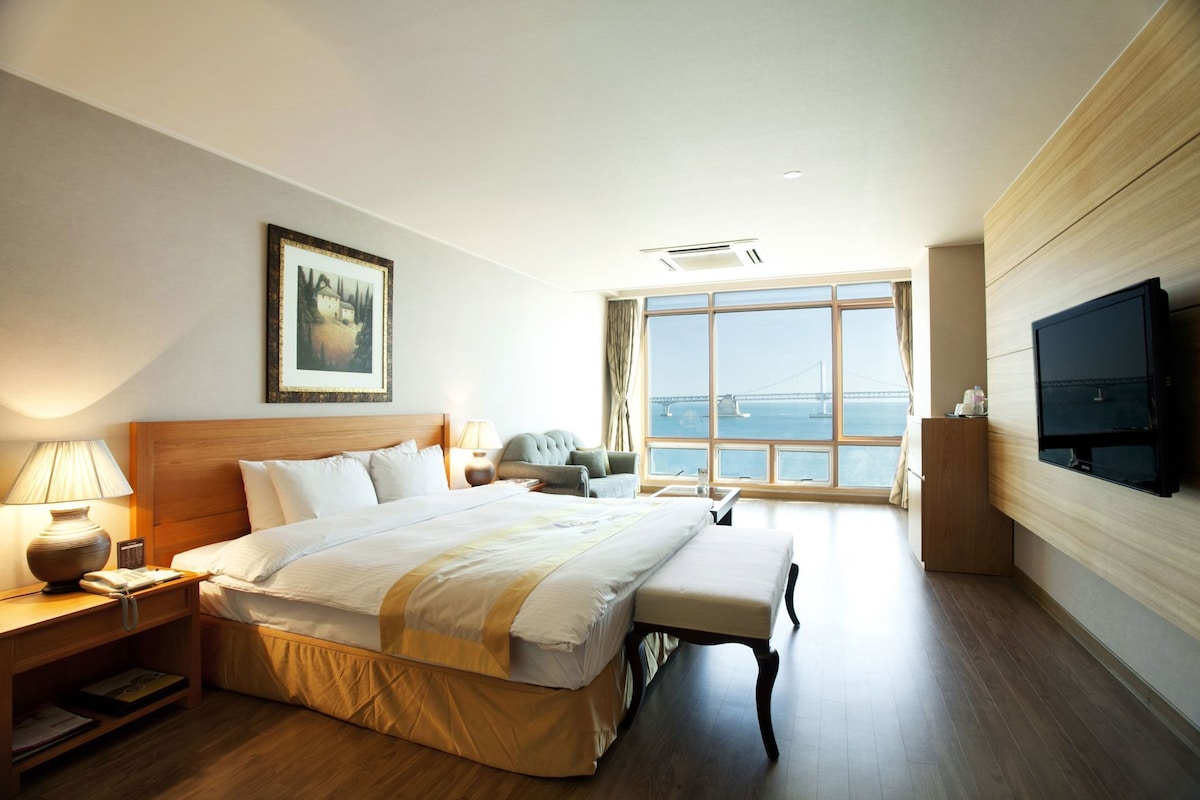 Premium bedding, desk, iron/ironing board (on request)