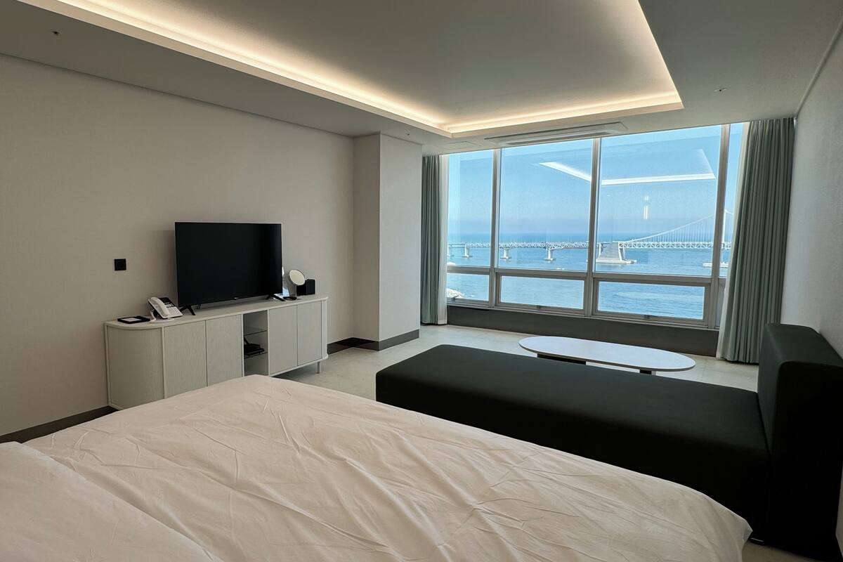 Sky Ocean Double | Premium bedding, desk, iron/ironing board (on request)