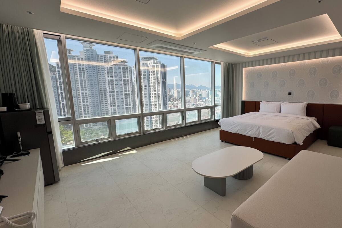 Deluxe City Double | Premium bedding, desk, iron/ironing board (on request)