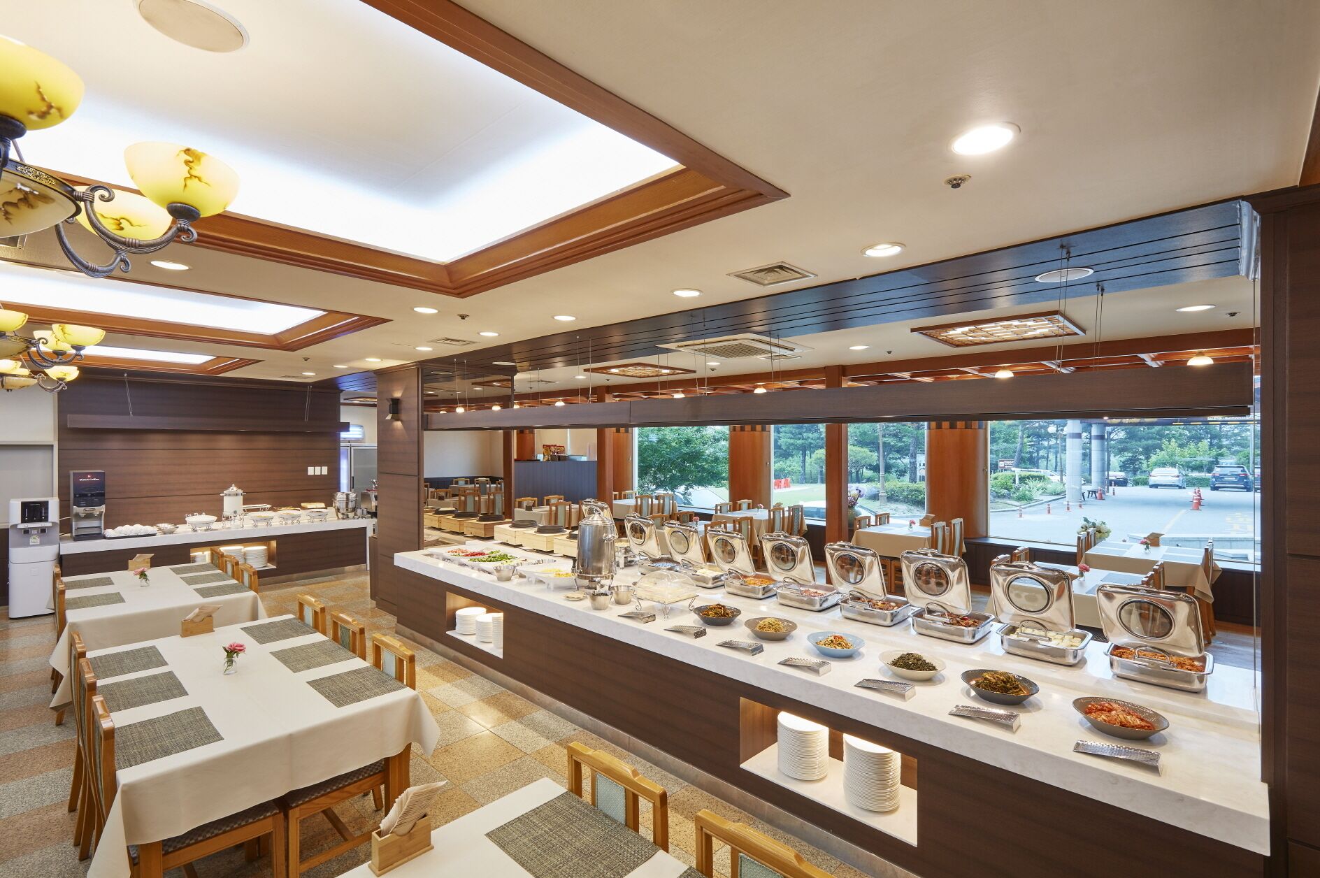 Daily cooked-to-order breakfast (KRW 22000 per person)