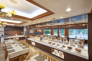Petit déjeuner buffet servi en supplément les week-ends