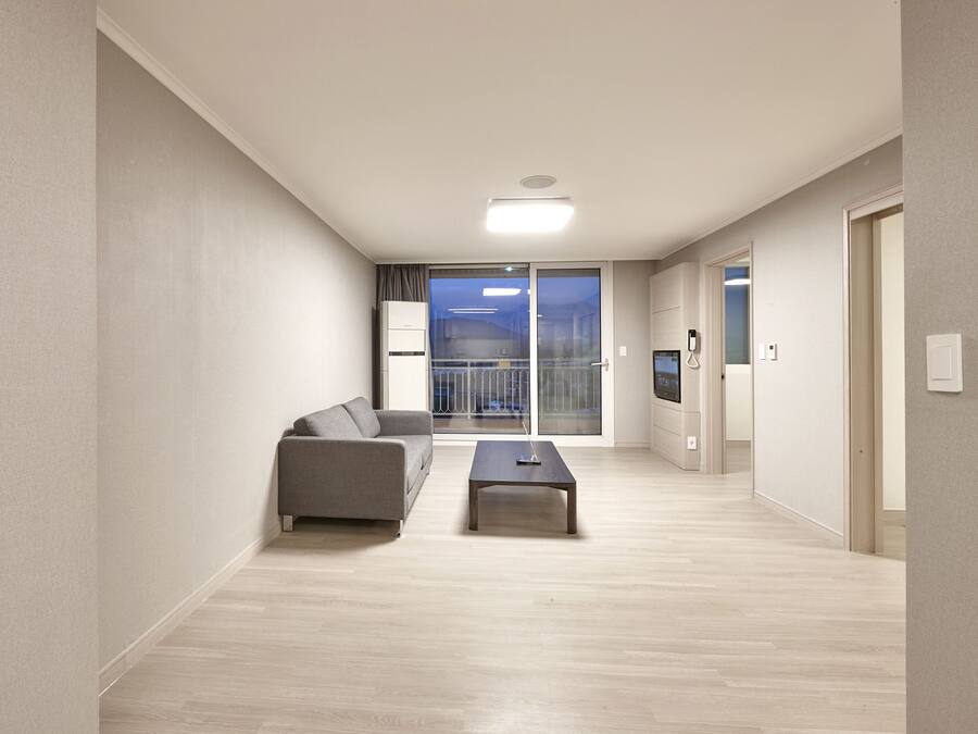 Een moderne woonkamer met een bank, salontafel en een televisie.
