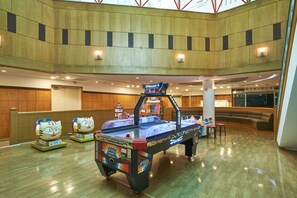 A spacious indoor area with a pool table, arcade games, and a seating area. - Kumho Sulak Resort (Sokcho)