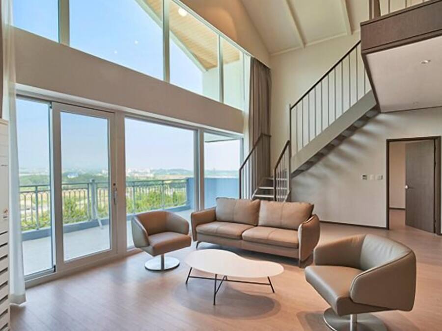 Hugreen Royal Suite | Desk, free WiFi