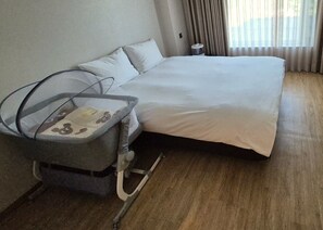 [BABY Room] Modern Korean Style Superior Double with Baby amenities | ผ้านวมขนเป็ด, มินิบาร์, ตู้นิรภัยในห้องพัก