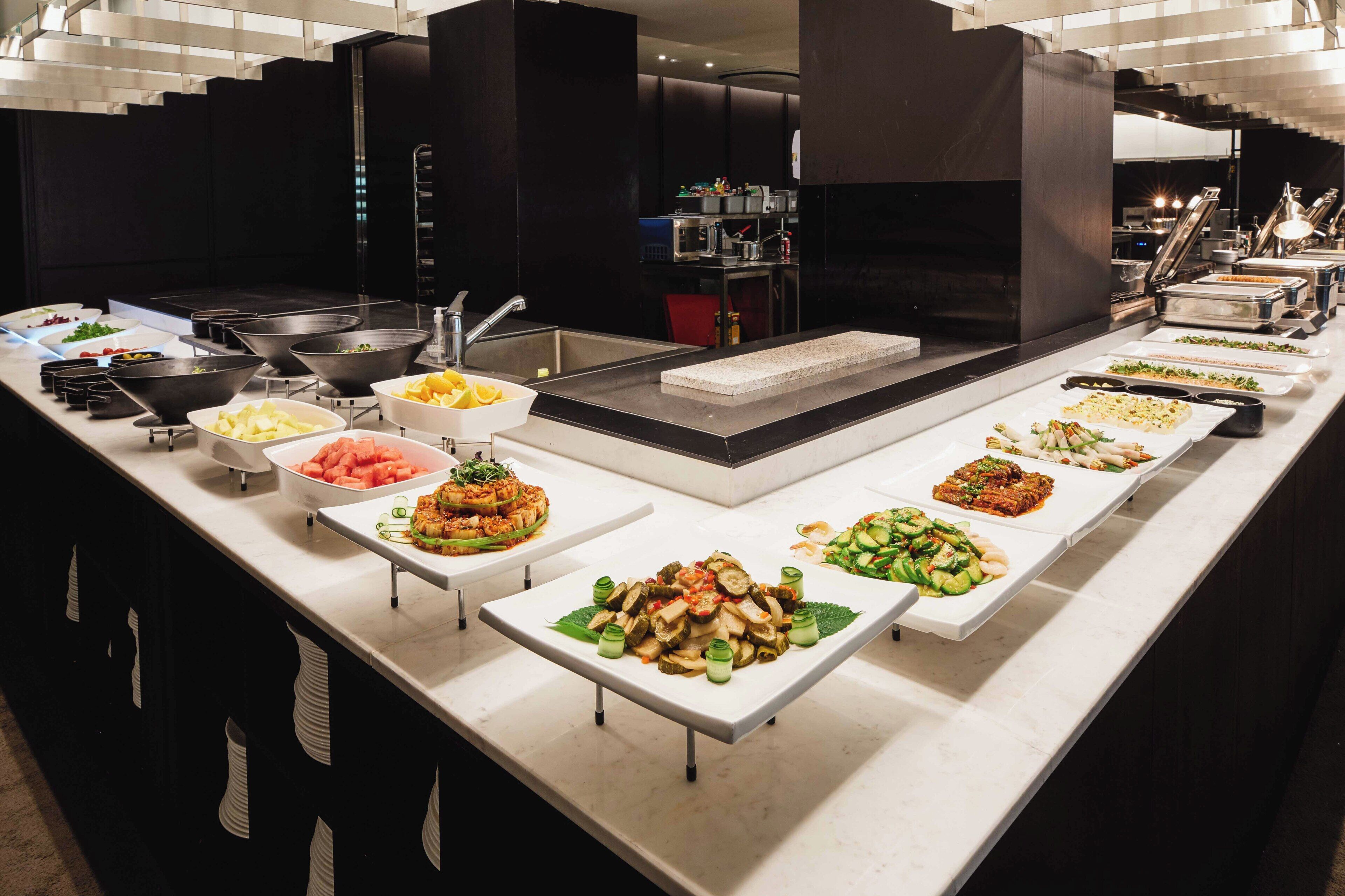 Daily buffet breakfast (KRW 39000 per person)