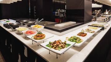 Daily buffet breakfast (KRW 39000 per person)