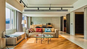 Party Suite | Living area | 43-inch TV with cable channels, table tennis