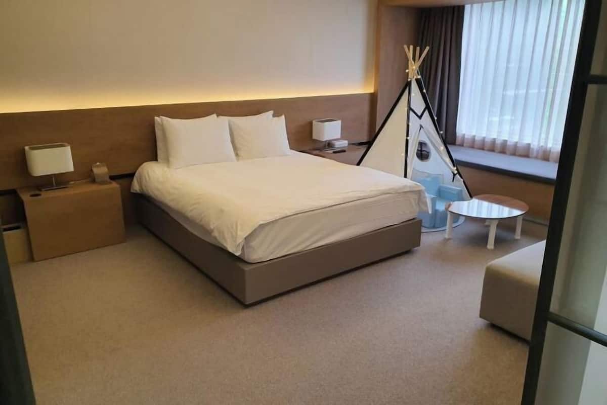 1 bedroom, down duvets, minibar, in-room safe
