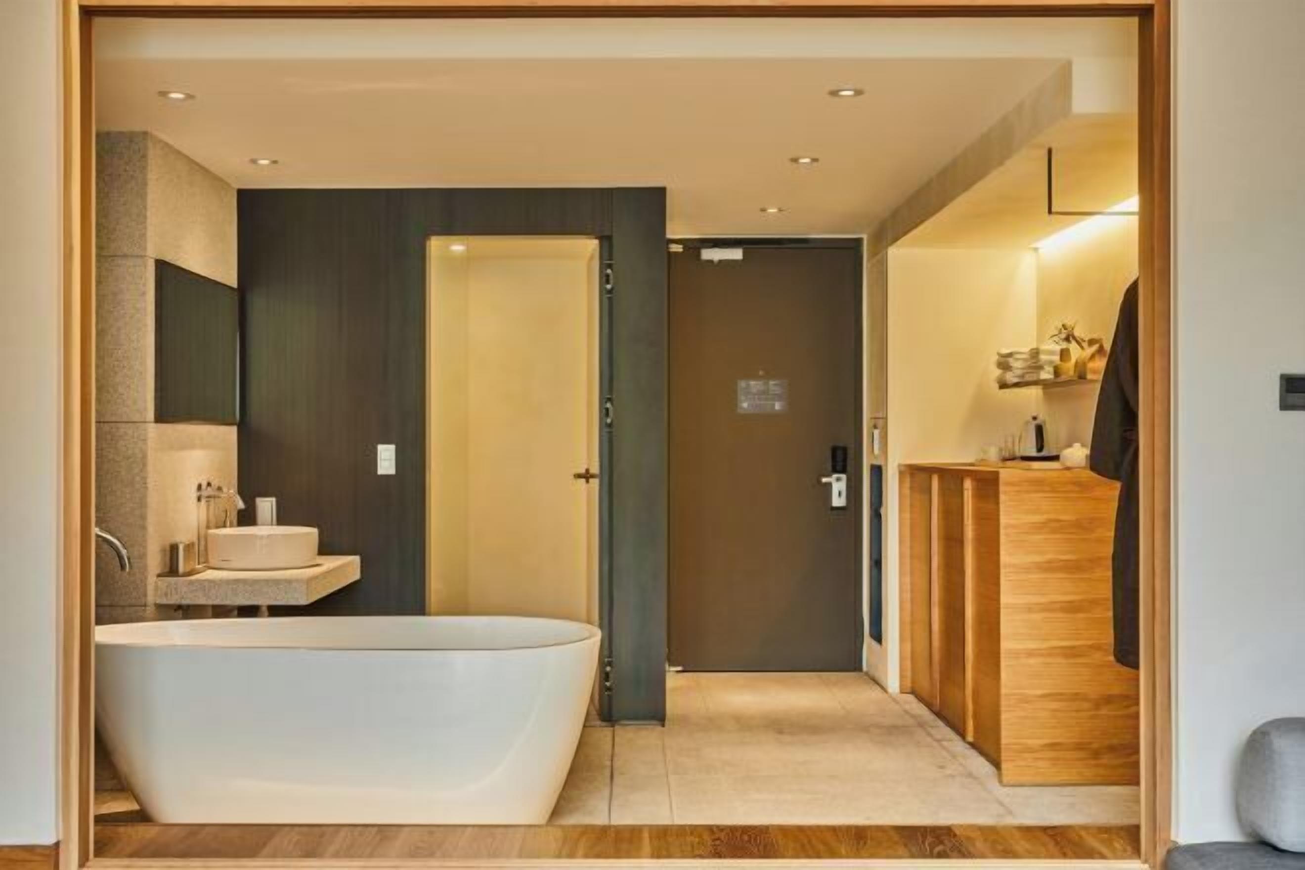 Badkamer | Een haardroger, badjassen, pantoffels, een bidet