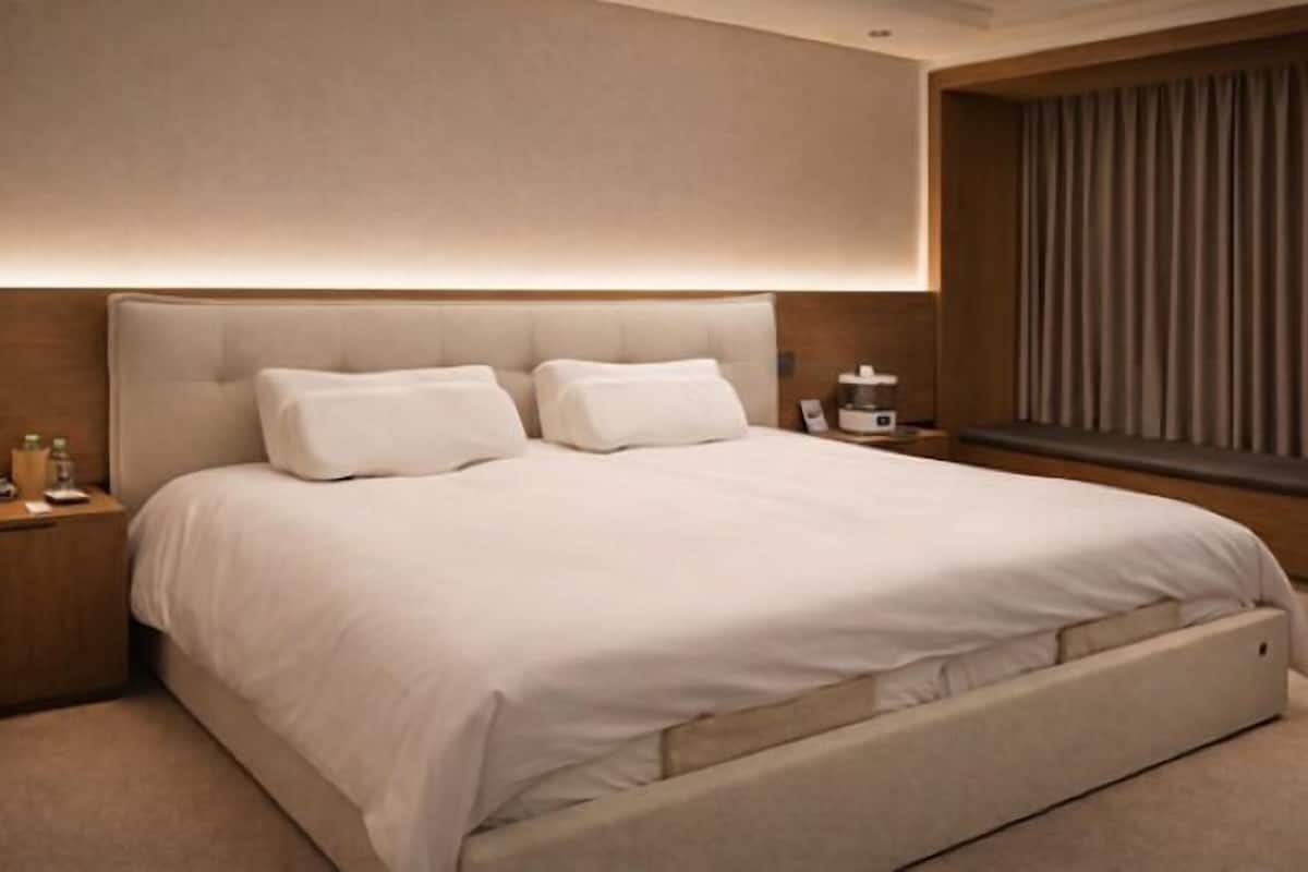 [Ganuda Wellness] Suite | Untuvapeitot, minibaari, tallelokero huoneessa