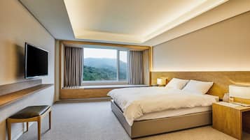 Selimut bulu angsa, minibar, brankas, dan didekorasi berbeda-beda