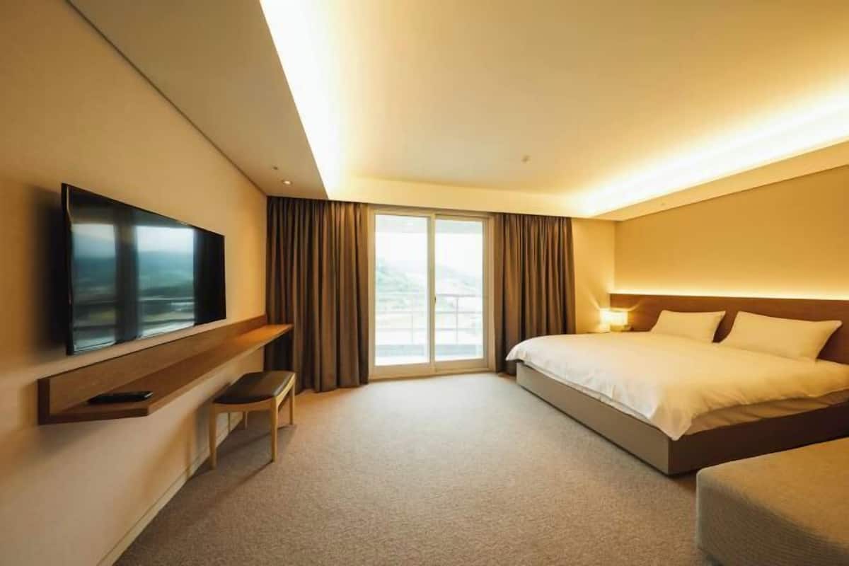 1 bedroom, down duvets, minibar, in-room safe