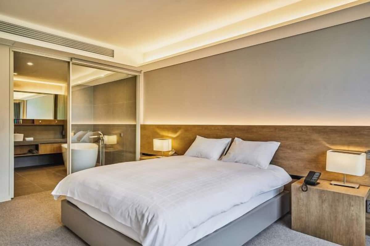 1 bedroom, down duvets, minibar, in-room safe