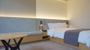 Deluxe-dobbeltværelse | Minibar, pengeskab på værelset, individuelt design, skrivebord