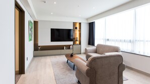 Suite, 2 Bedrooms | Ruang tamu | TV skrin rata 