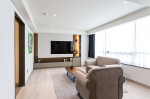 Suite, 2 habitaciones | Zona de estar | Una televisión de pantalla plana