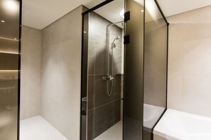 Suite, 2 camere da letto | Bagno | Combinazione doccia/vasca, vasca da bagno a immersione totale