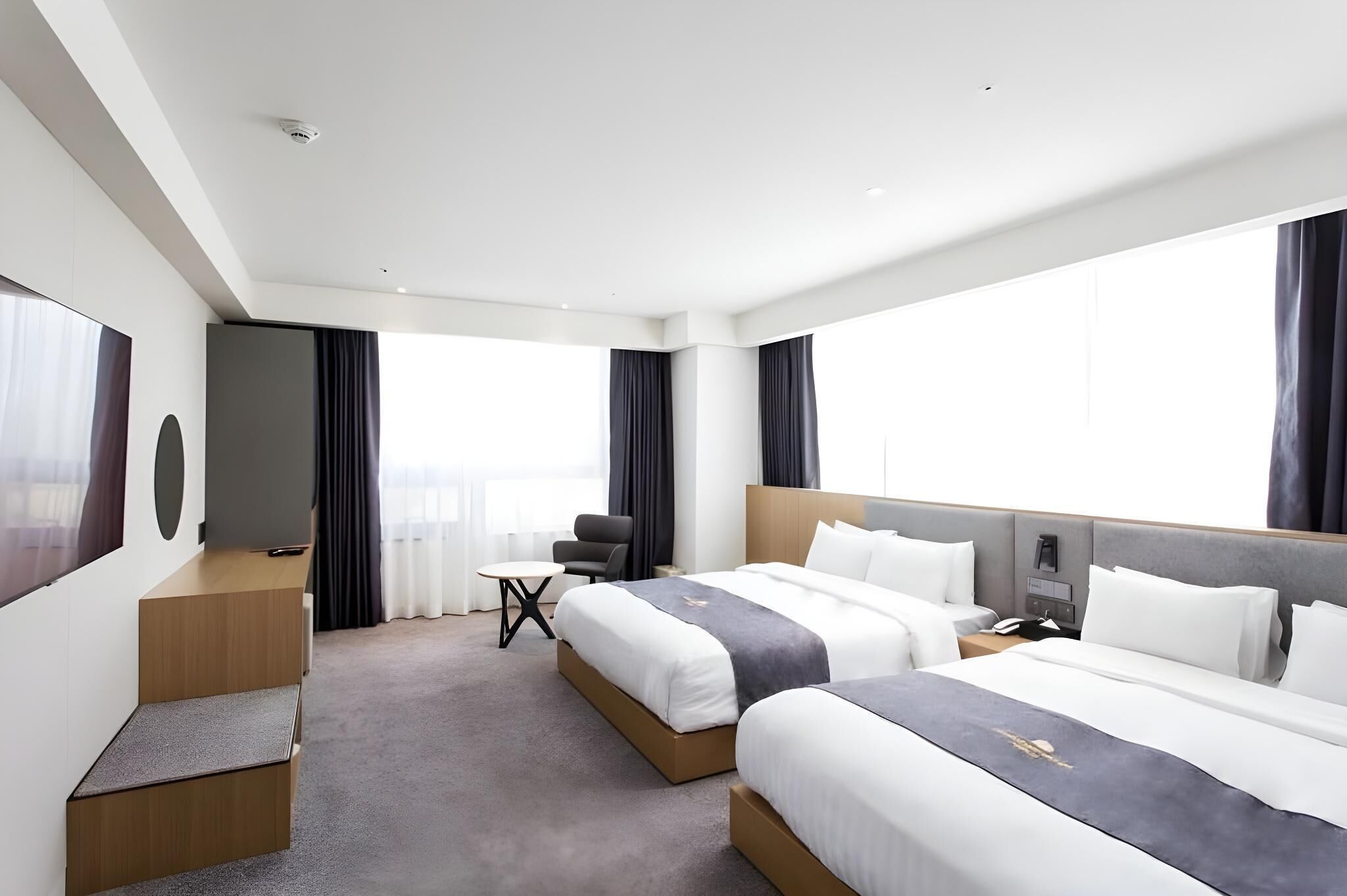 ミニバー、セーフティボックス (室内)、客室ごとに異なる装飾、デスク