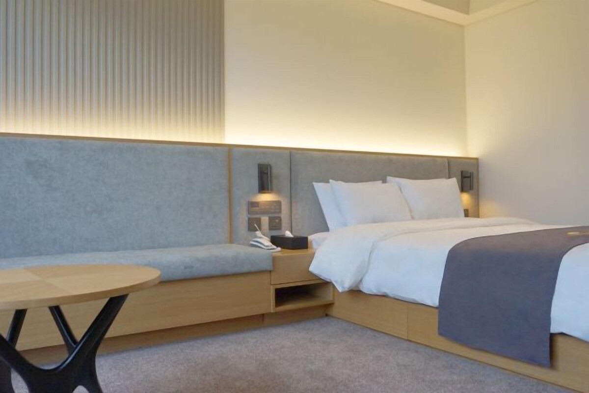 Minibar, két bảo mật tại phòng, bàn 