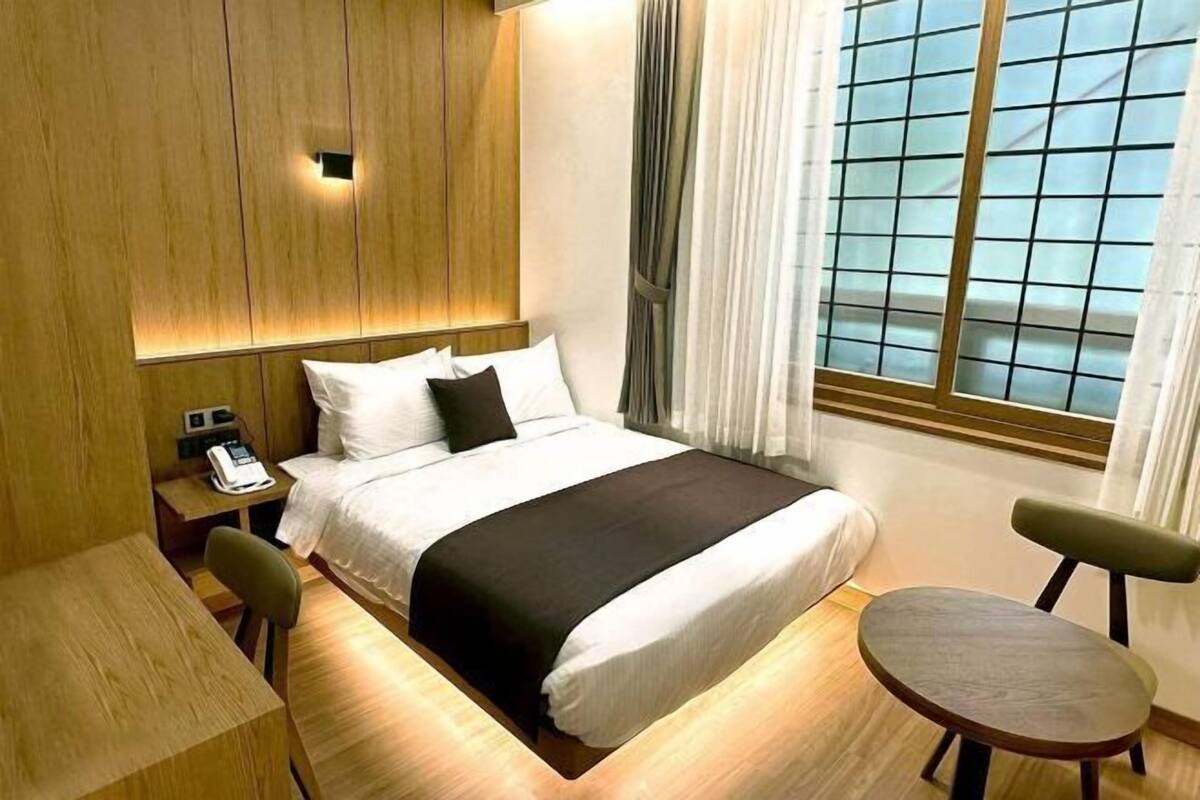Blackout curtains, soundproofing, free WiFi