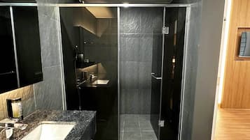 Junior Suite Triple | Badezimmer | Dusche, Haartrockner, Bidet, Handtücher