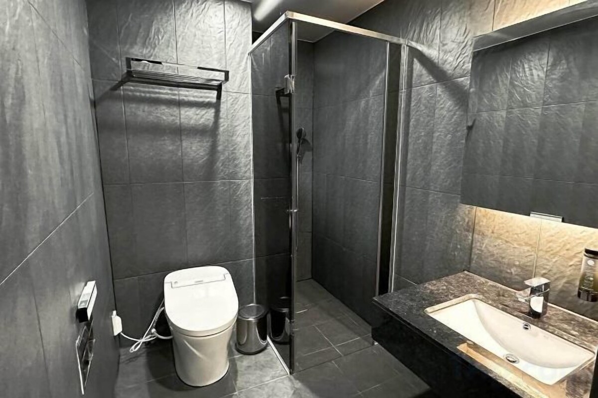 Bathroom | Shower, hair dryer (on request), bidet, towels