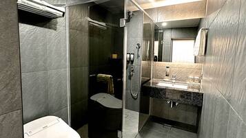 Junior Suite Twin | Bagno | Doccia, asciugacapelli, bidet, asciugamani