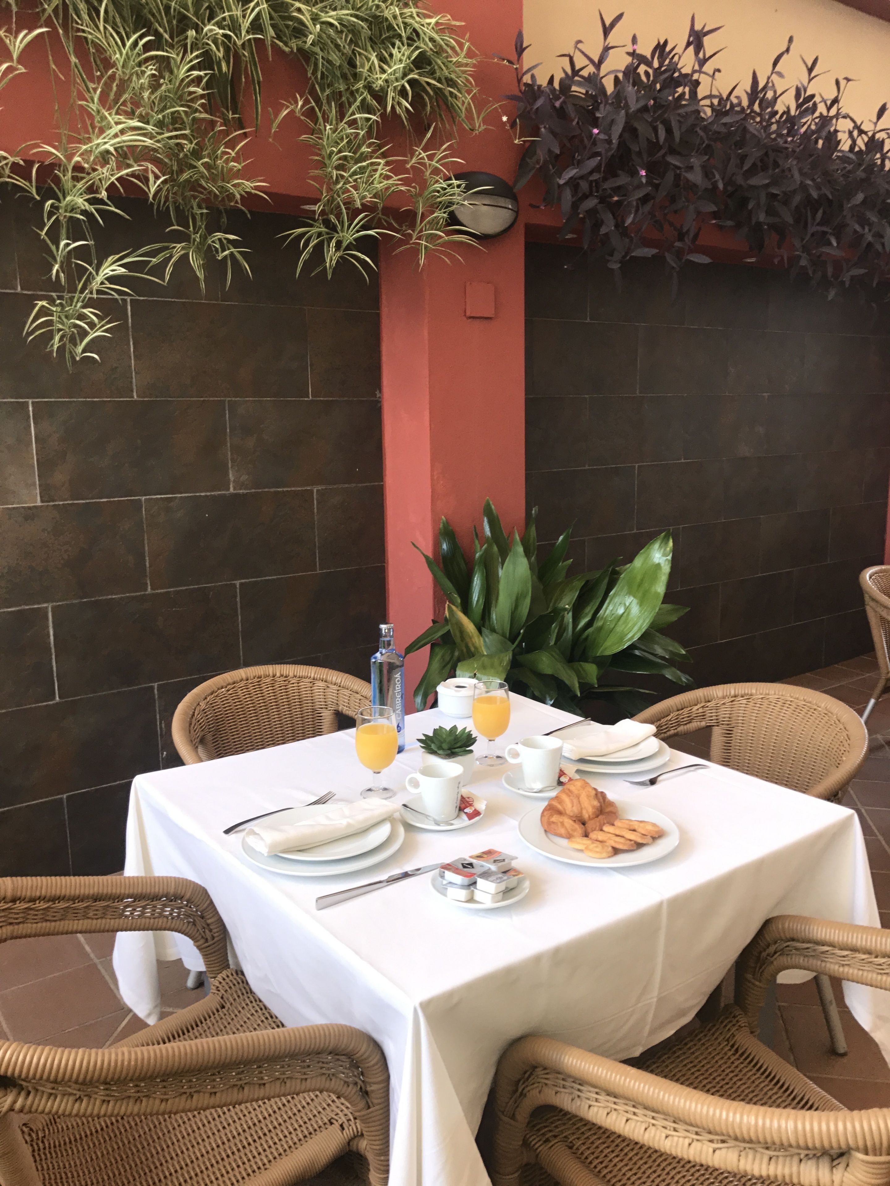 daily continental breakfast (eur 5 per person)