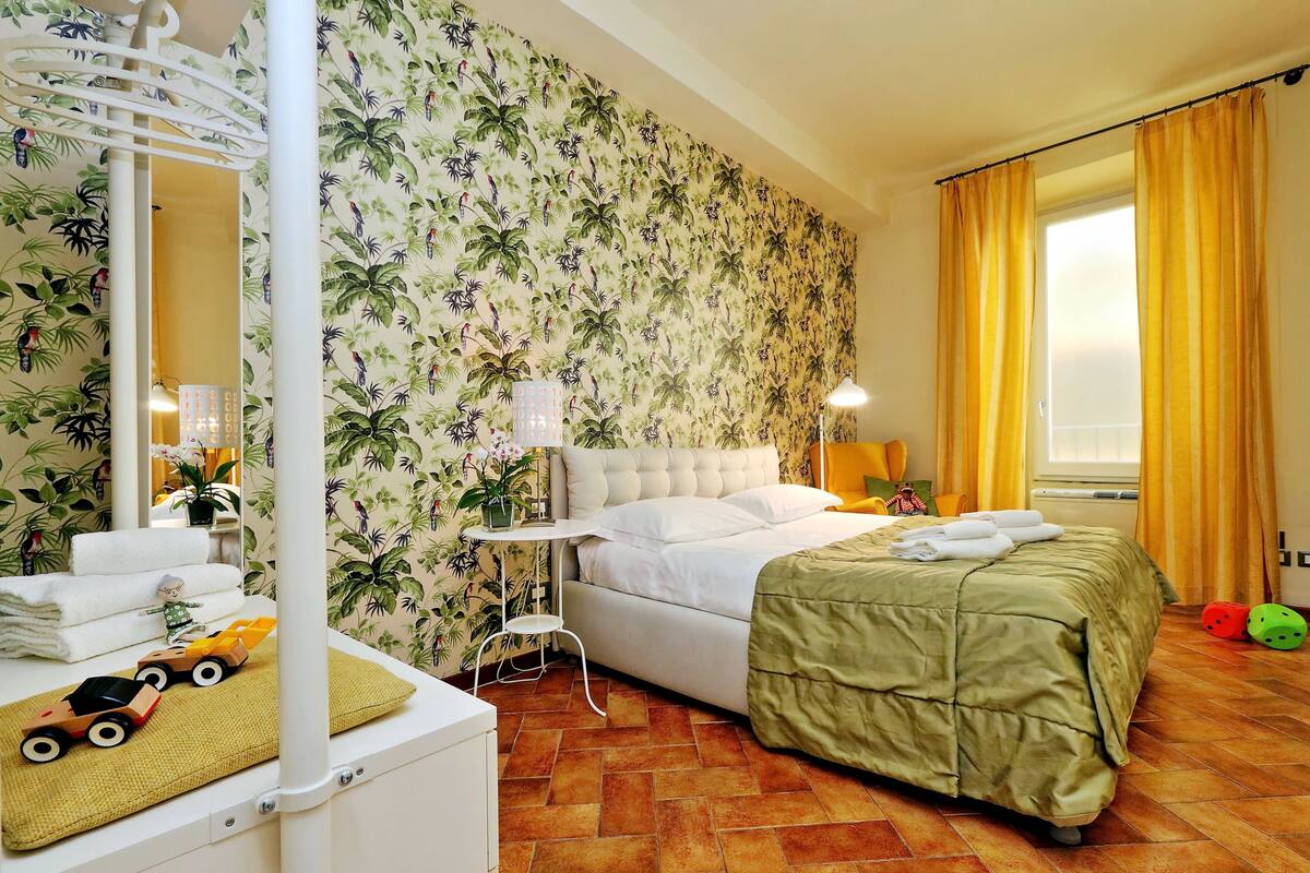 Apartment, 1 Bedroom (Giallo, Via della condotta 16) | Premium bedding, desk, iron/ironing board, free cots/infant beds