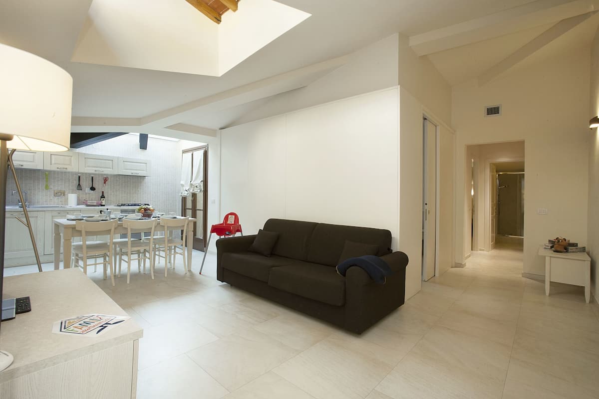 Appartement, 2 slaapkamers, balkon (5/A , Borgo Albizi 29 - Lift) | Woonkamer | Een televisie