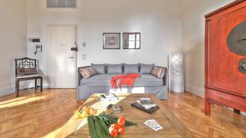 Appartement, 1 slaapkamer (Duomo 2, Piazza San Giovanni 5 - Lift) | Luxe beddengoed, individueel gemeubileerd, een bureau