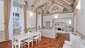 Familienapartment, 3 Schlafzimmer (9/B, Borgo Albizi 29) | Wohnzimmer | Fernseher