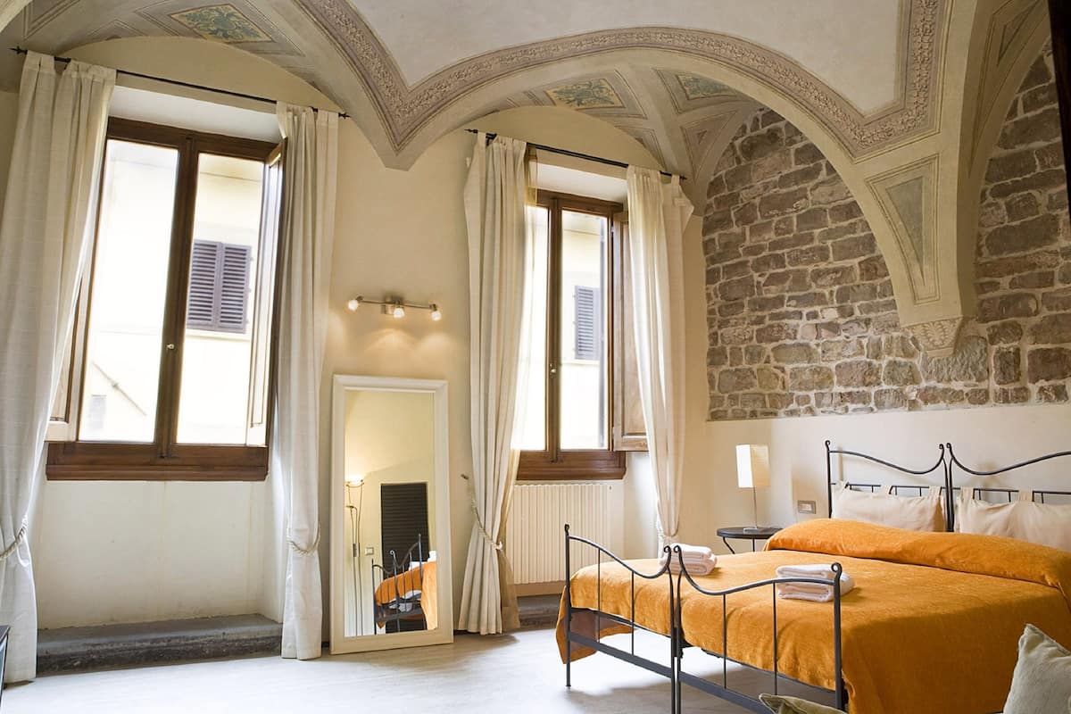 Executive appartement, 2 slaapkamers, bijgebouw (Torre, Via dei Calzaiuoli 2) | 2 slaapkamers, luxe beddengoed, individueel gemeubileerd, een bureau